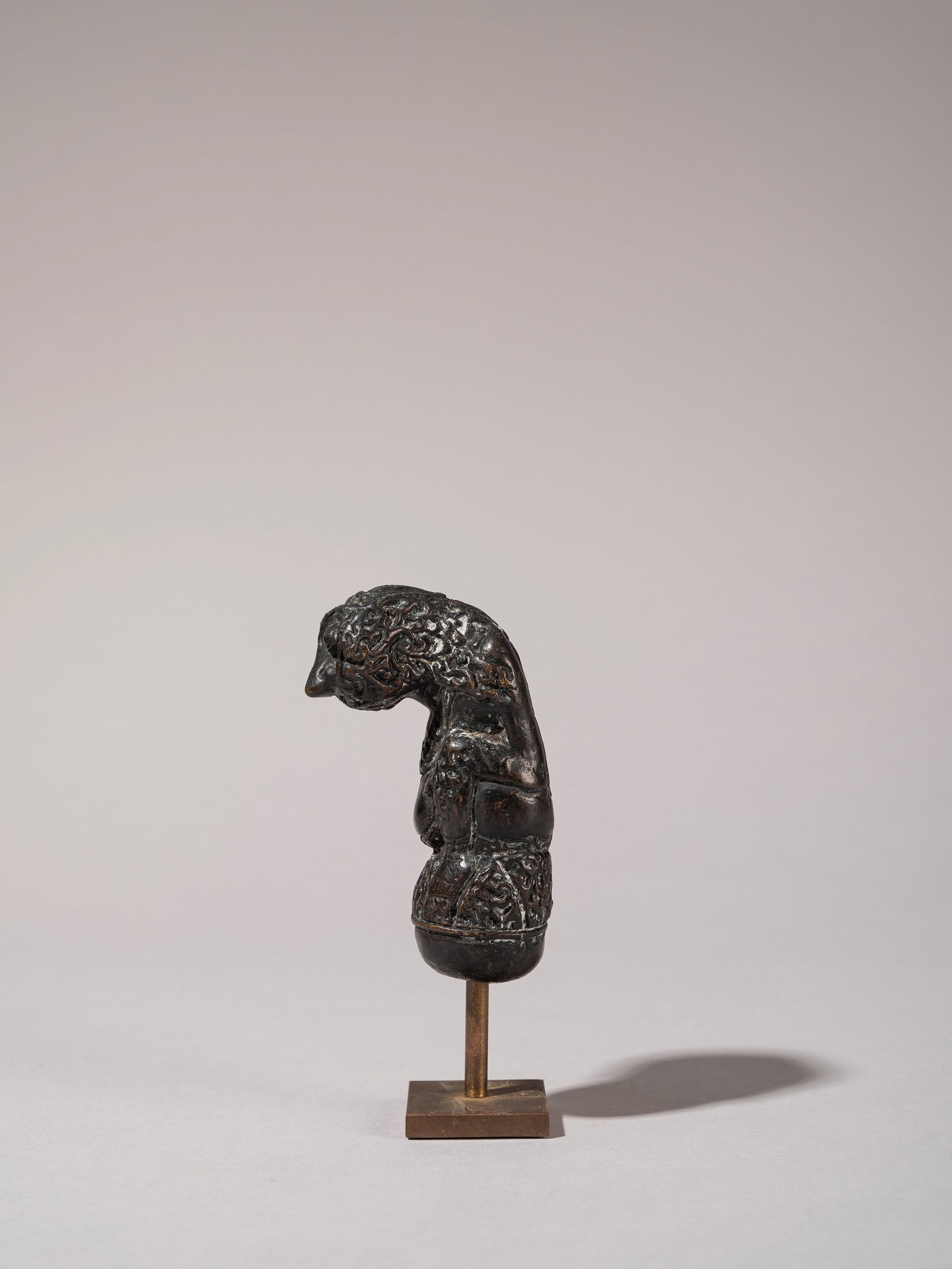 KERIS HANDLE, Cirebon, Java, early 20th century: h cm 8,5 WoodProvenance: Roberto Gamba’s collection, Milan.