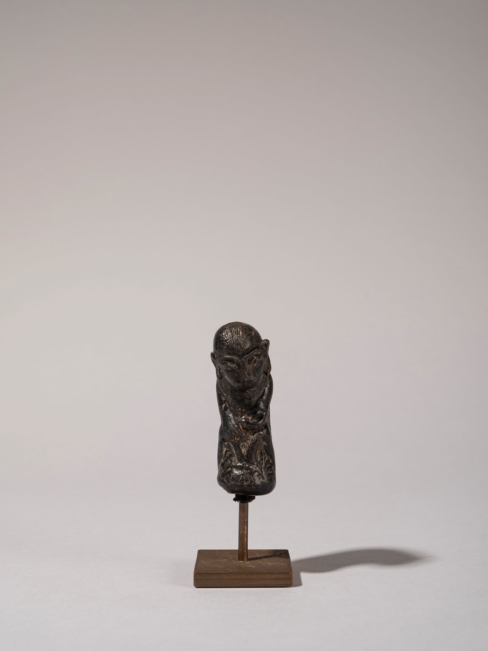 KERIS HANDLE, Banjar Masim, Kalimantan, 19th century or earlier: h cm 7,5 Banjar Masim, Kalimantan, 19th century or earlier
