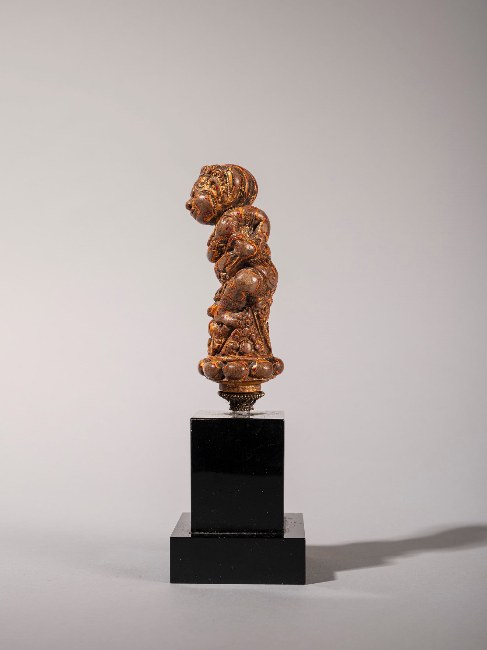 KERIS HANDLE, Singaraja, Bali, first half of the 20th century: h cm 11 Polychrome wood.Provenance: Roberto Gamba’s collection, Milan.
