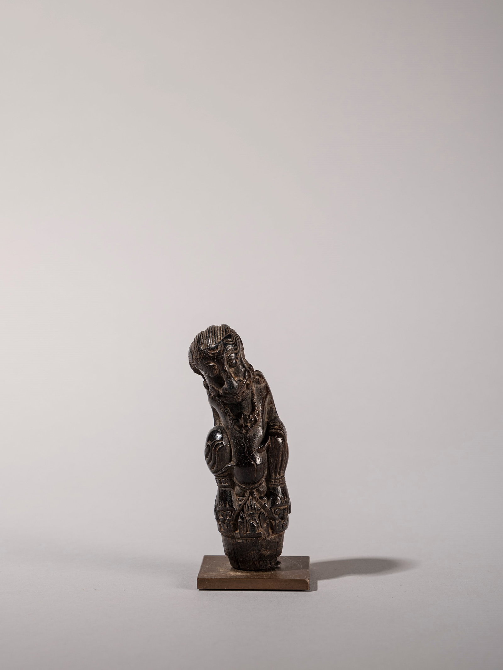 KERIS HANDLE, Java, 19th century: h cm 9 Wood.Provenance: Roberto Gamba’s collection, Milan.