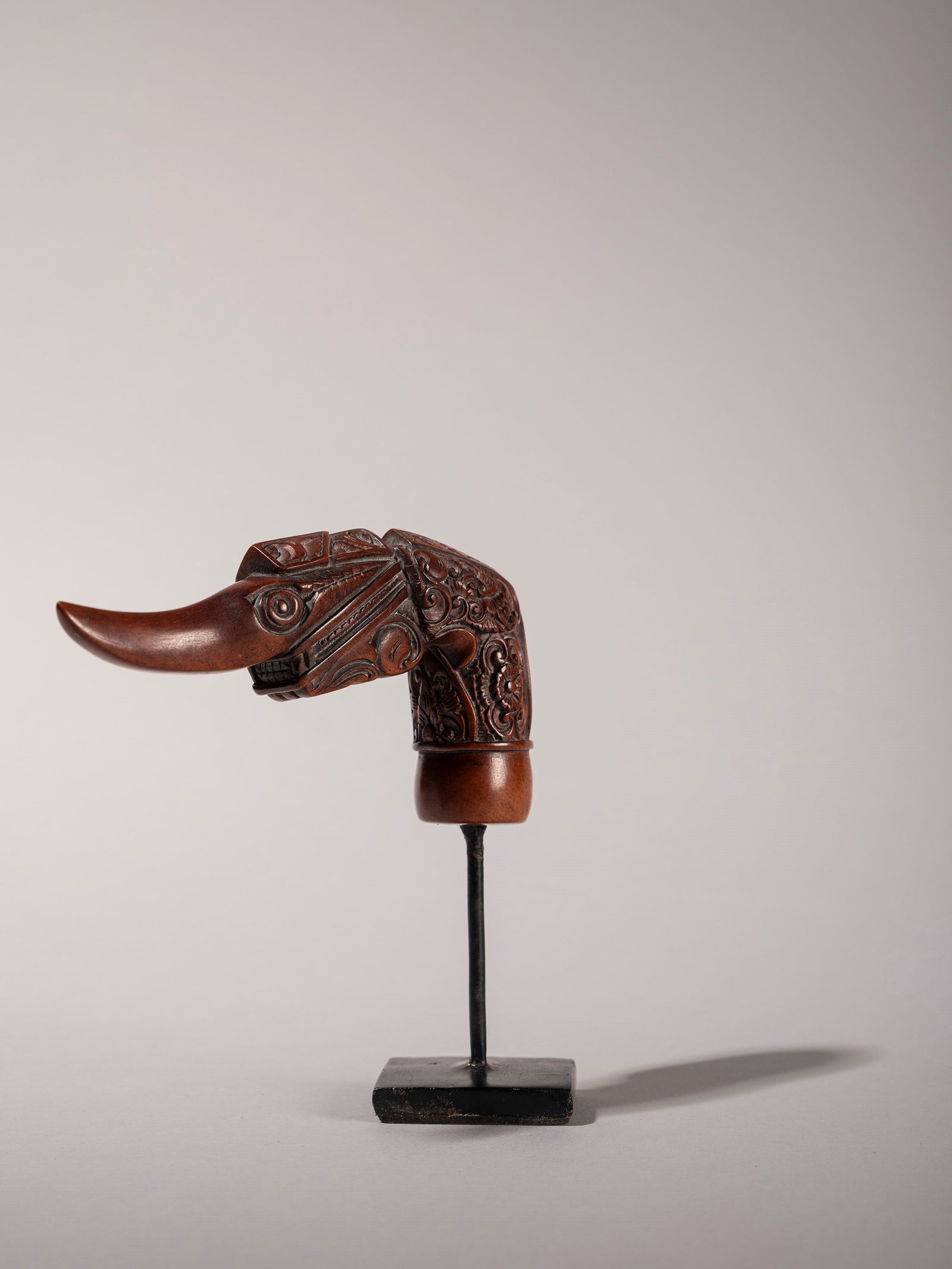 KERIS HANDLE, Malaysia, early 20th century: h cm 6,5 x l cm 12 Zoomorphic Wood.Provenance: Roberto Gamba’s collection, Milan.