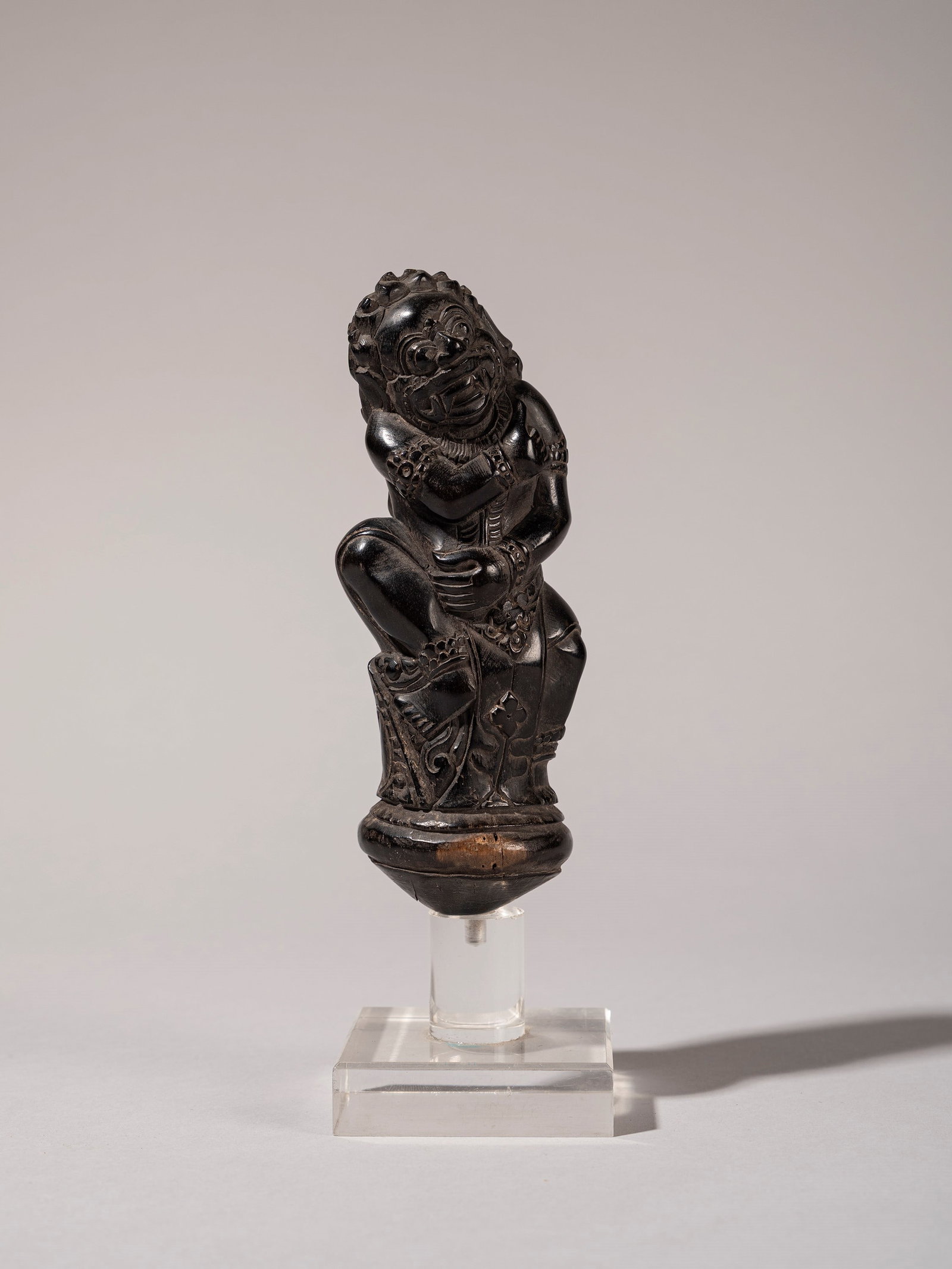 KERIS HANDLE, 19th century: h cm 13 Large handle. High-quality wood. The face shows Indo-Buddhist influences.Provenance: Roberto Gamba’s collection, Milan.