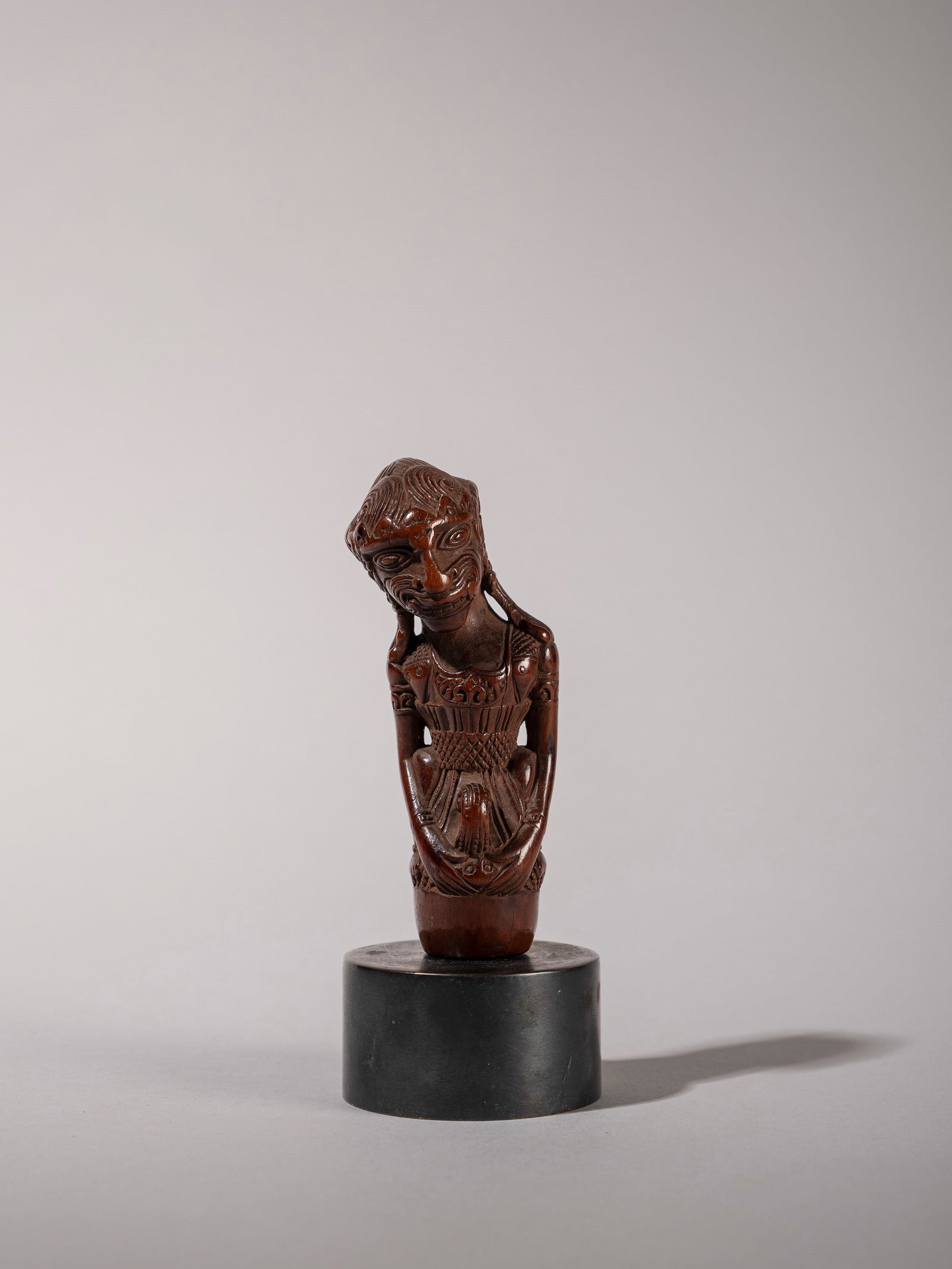 KERIS HANDLE, Java, 19th century: h cm 10 A finely carved handle made of light-coloured wood. Provenance: Roberto Gamba’s collection, Milan.Previously: From a Dutch collection.