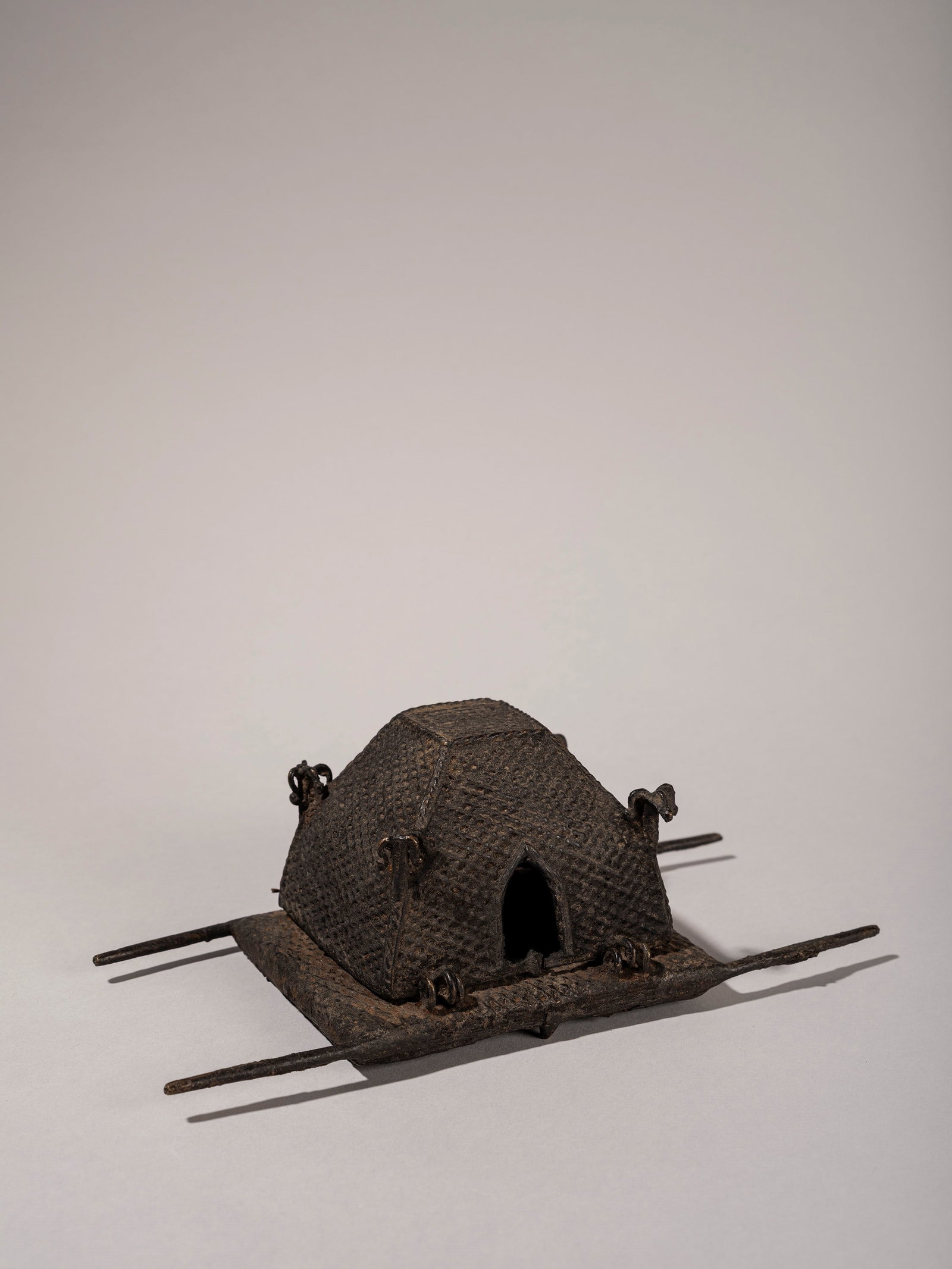 A HUT WITH A SEATED KOND MALE FIGURE, South India, 19th/20th century: l cm 24 In bronze.Provenance: Renzo Freschi Collection, Milan.