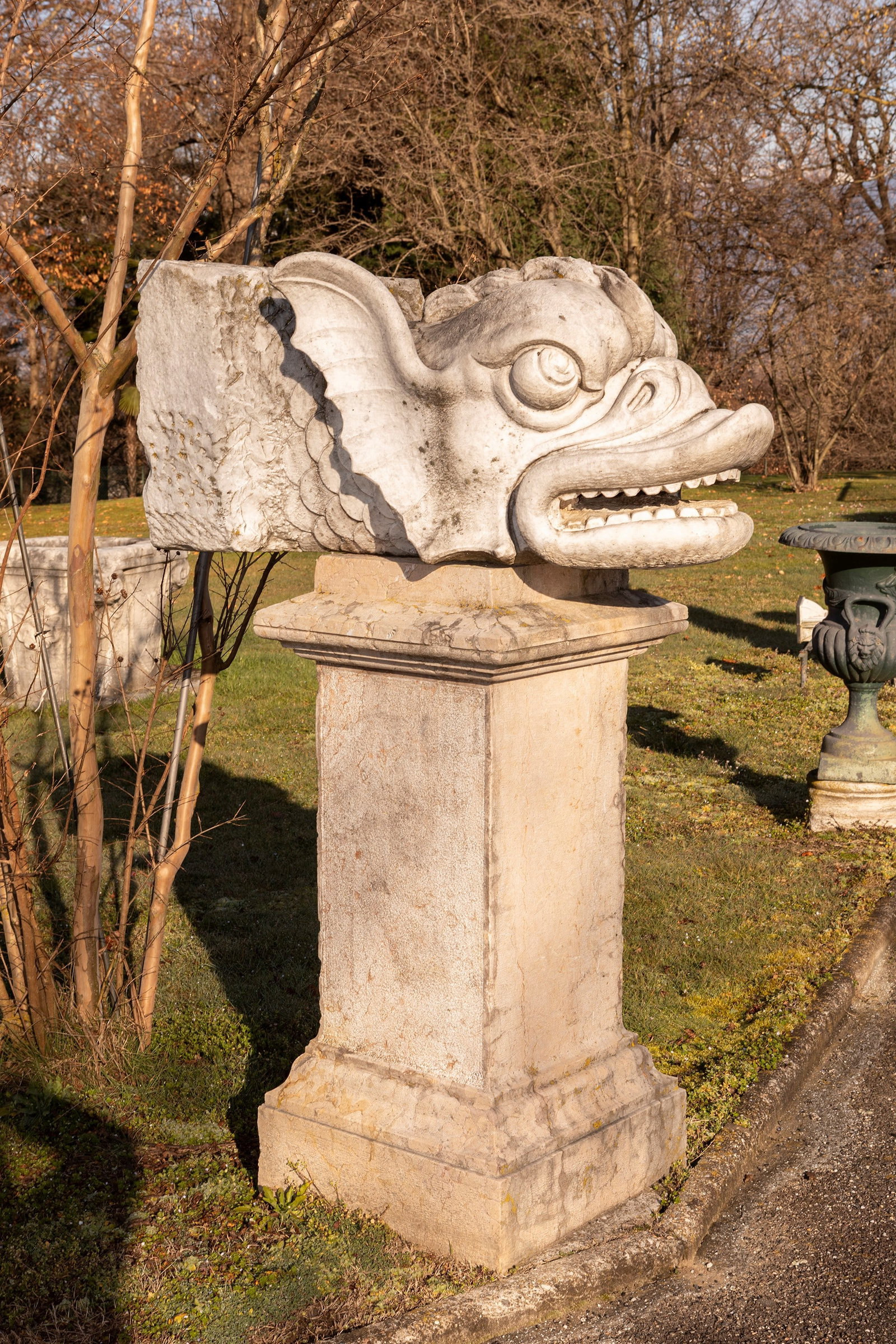 §A GROTESQUE MARBLE ZOOMORPHIC FIGURE , 19th century: l cm 100 x h cm 50 x p cm 56 The creature is characterized by prominent, globular eyes, arched eyebrows giving a menacing expression, partially open jaws revealing square teeth, flared nostrils, and l