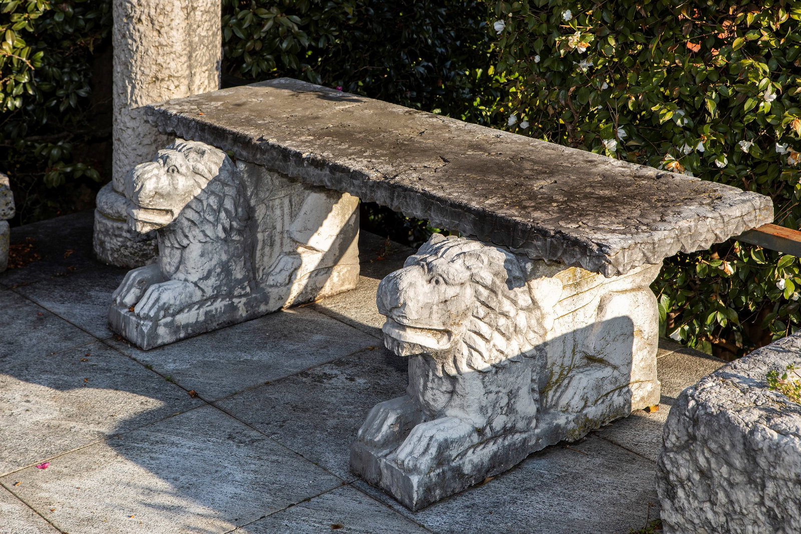 §AN ISTRIAN STONE BENCH, Late 19th / early 20th century: l cm 160 x h cm 43 x p cm 32 The bench is composed of a rectangular slab with squared edges, supported by two finely carved sculptural supports in the form of crouching lions.This lot will not be on p