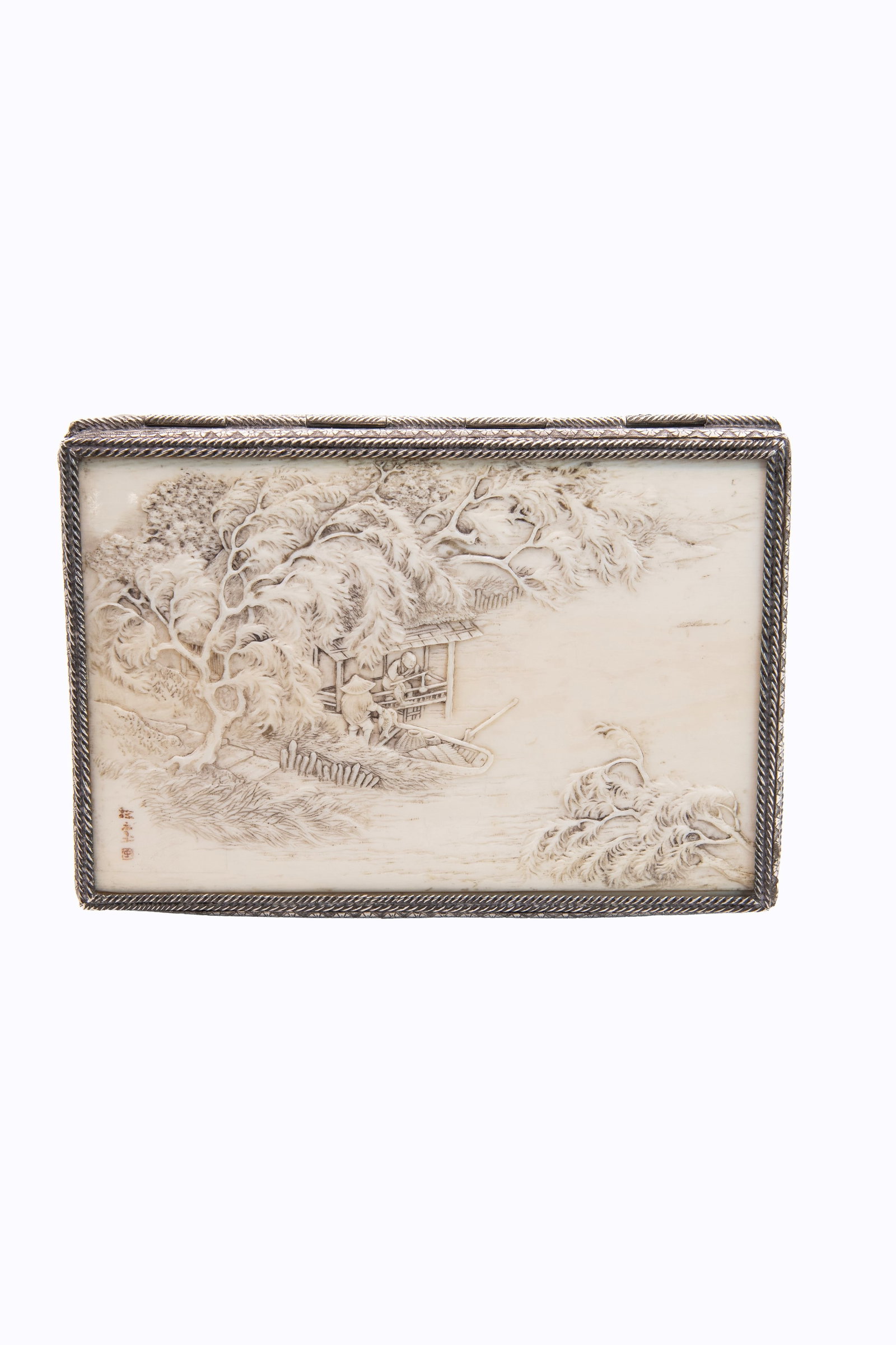 °?SILVER AND IVORY BOX, Japan, Meiji period (1868–1912): h cm 5 x l cm 15 x p cm 10,5 Ivory lid decorated with a landscape featuring fishermen, signed lower left; pierced silver structure with zoomorphic motifs and figures; ivory-lined interior.N. CITES: IT