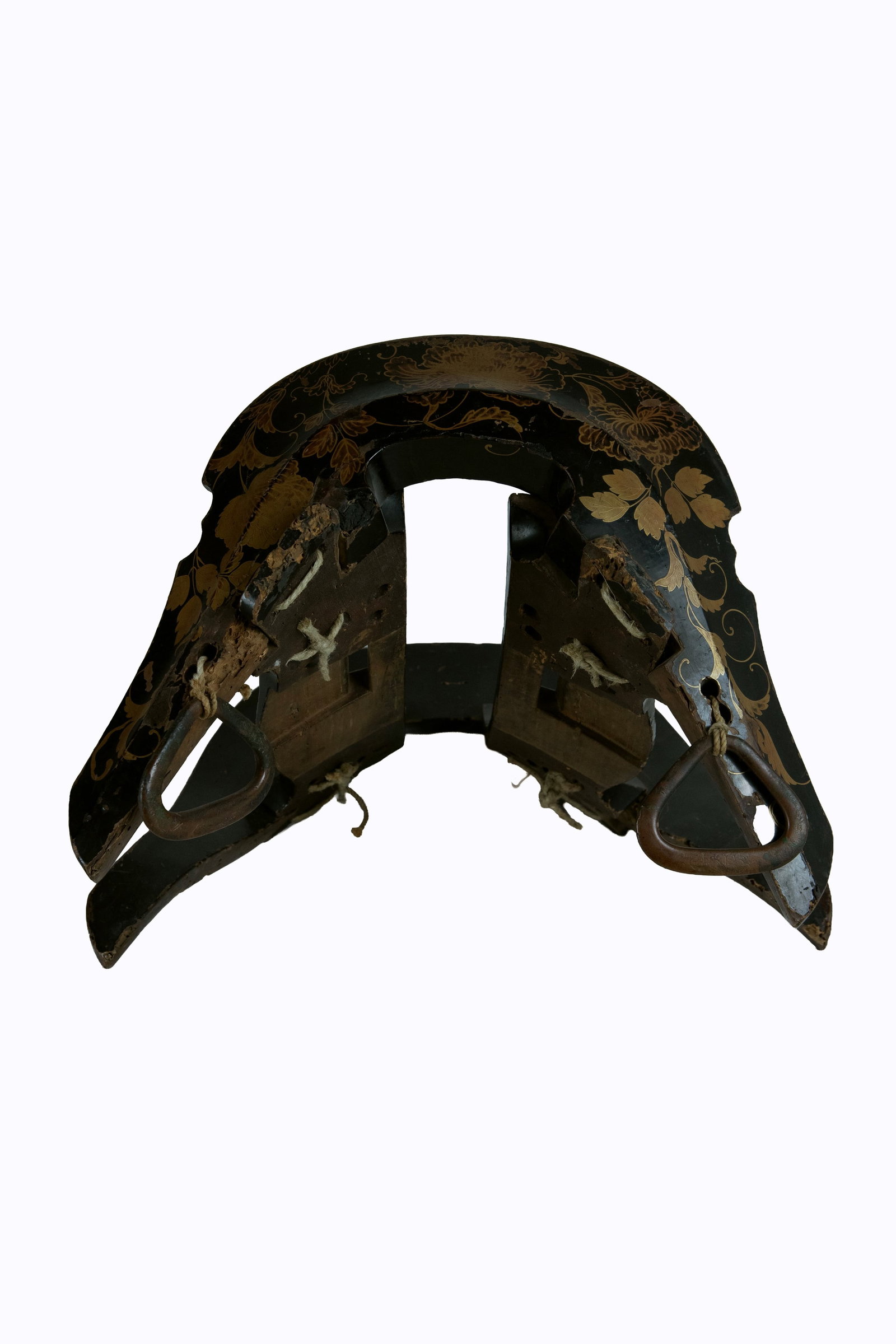 °SADDLE IN BLACK LACQUERED WOOD WITH GILT DECORATION, Japan, early Edo period: h cm 28 x l cm 40 x p cm 40 Japan, early Edo period