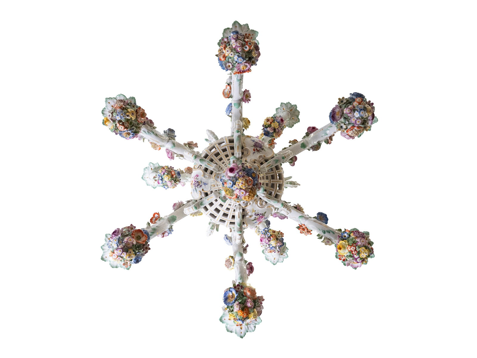 °LARGE MEISSEN PORCELAIN CHANDELIER, Early 20th century: h cm 97 x l cm 80 Derived from a model by Johann Joachim Kändler, the central body is decorated with a refined openwork lattice, enriched by floral garlands applied in relief and surmounted by four m