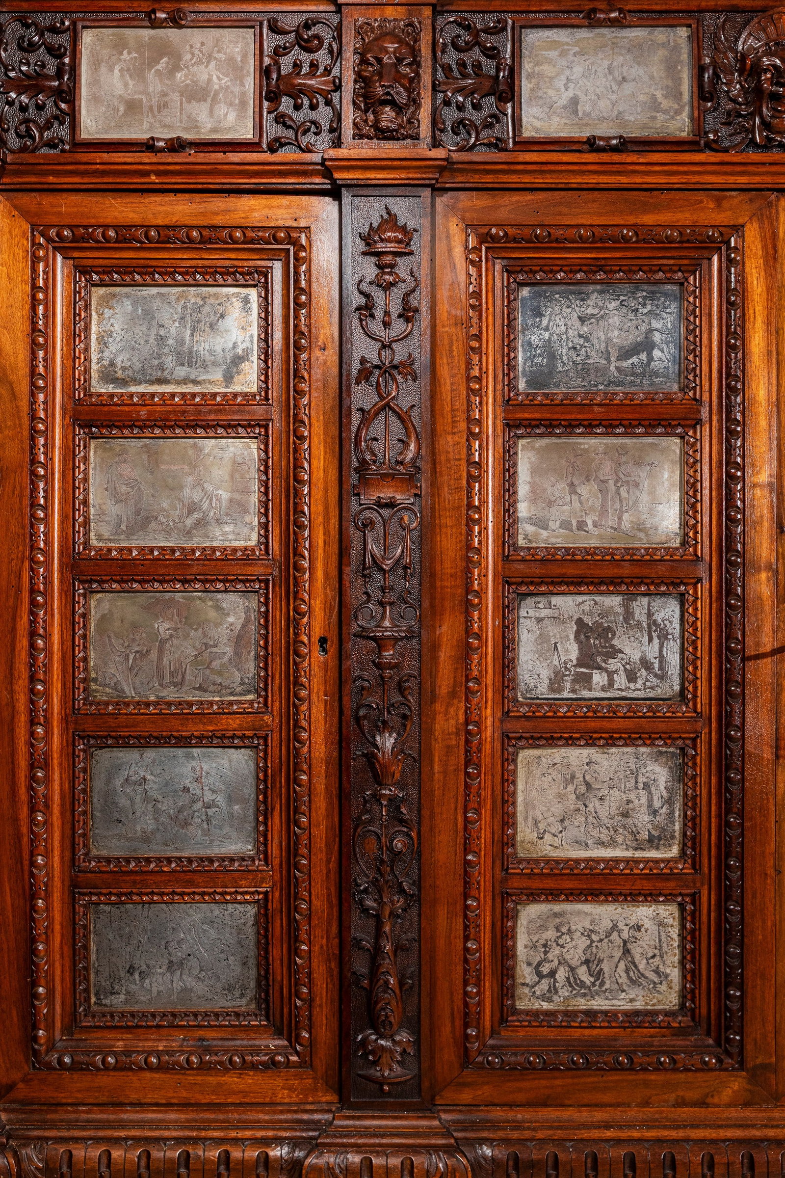 LARGE CABINET WITH PLATES ENGRAVED BY BARTOLOMEO PINELLI, 19th century: h cm 237 x l cm 151 x p cm 46 Realised in richly carved walnut wood, the cabinet is conceived as a double-body structure in Renaissance revival style.The upper section is articulated through three tie