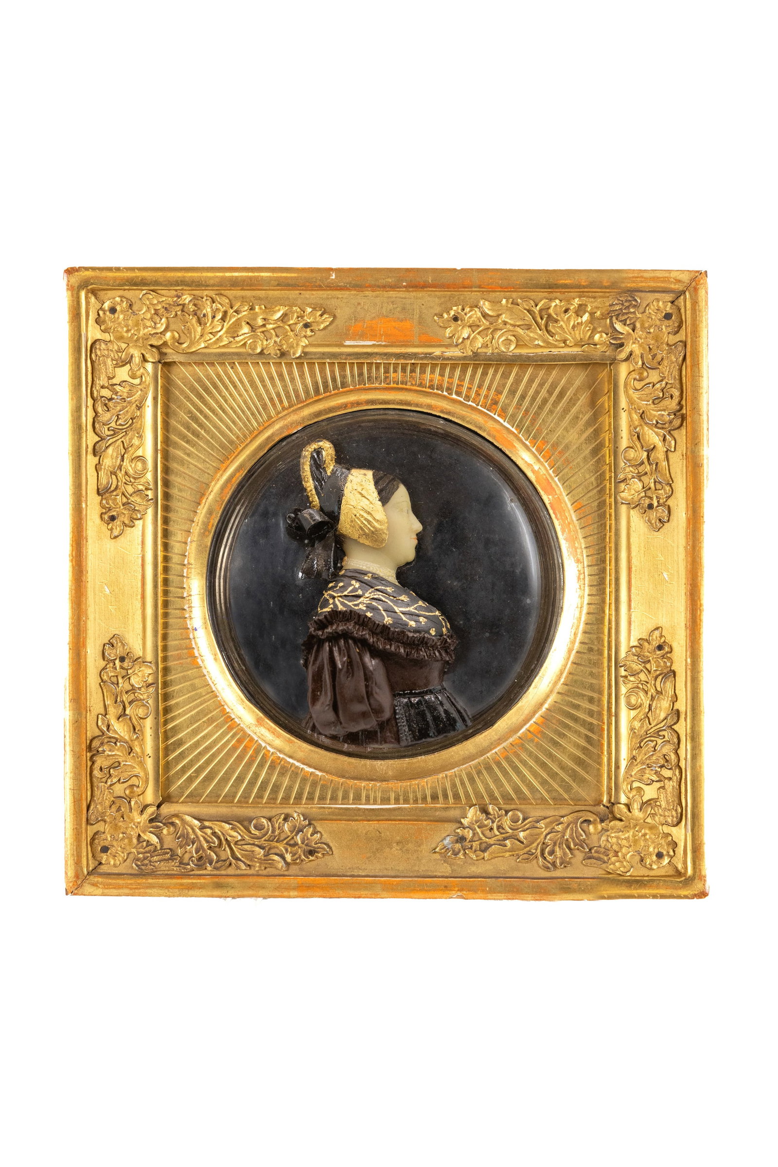 °WAX RELIEF WITHIN A GILT WOOD FRAME, 19th century: d cm 9,3; with frame h cm 16,5 cm x w 16,5 cm 19th century