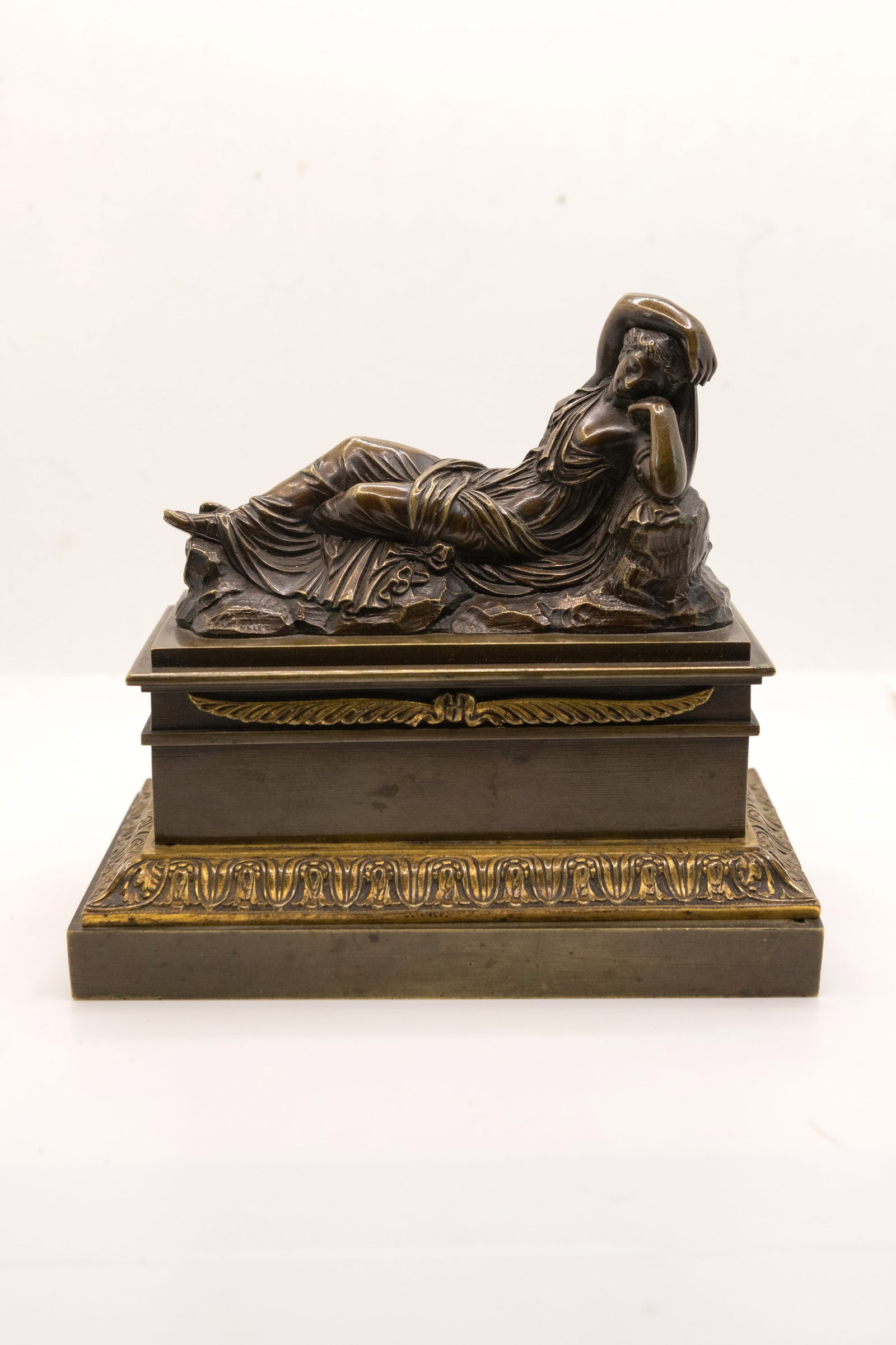 °BRONZE INKWELL DEPICTING ARIADNE ABANDONED, Early 19th century: h cm 13 x l cm 14,5 x p cm 8,3 Early 19th century