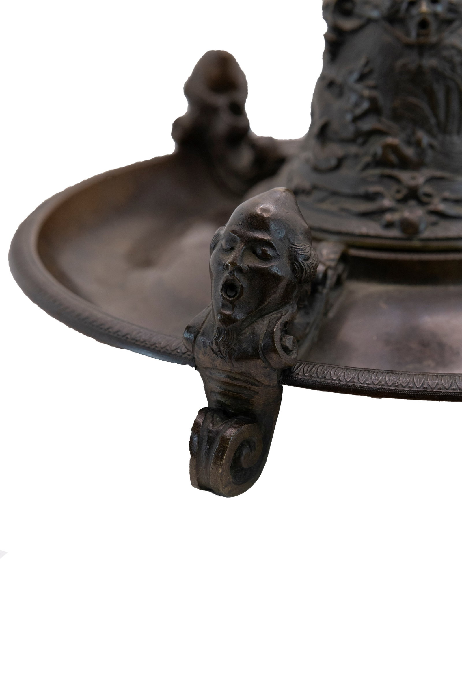 °THE BELL ON DARK PATINA BRONZE PLATE, The 19th century: h cm 18 x d cm 22 A decorated bell with hunting scenes, handle in the form of a female figure; plate decorated with three grotesque masks and scroll feet.