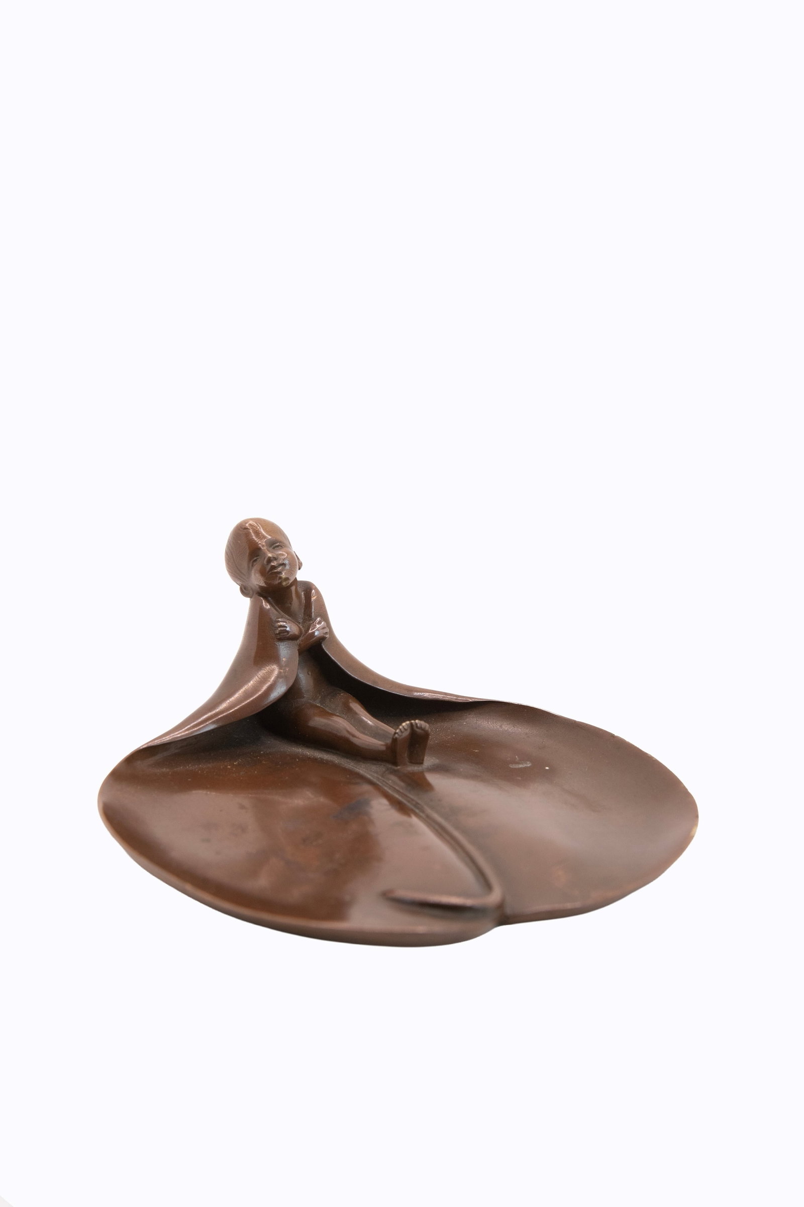 °A BRONZE TRINKET DISH WITH A CHILD FIGURE, Early 20th century: h cm 6 x l cm 11,7 x p cm 12,5 Early 20th century