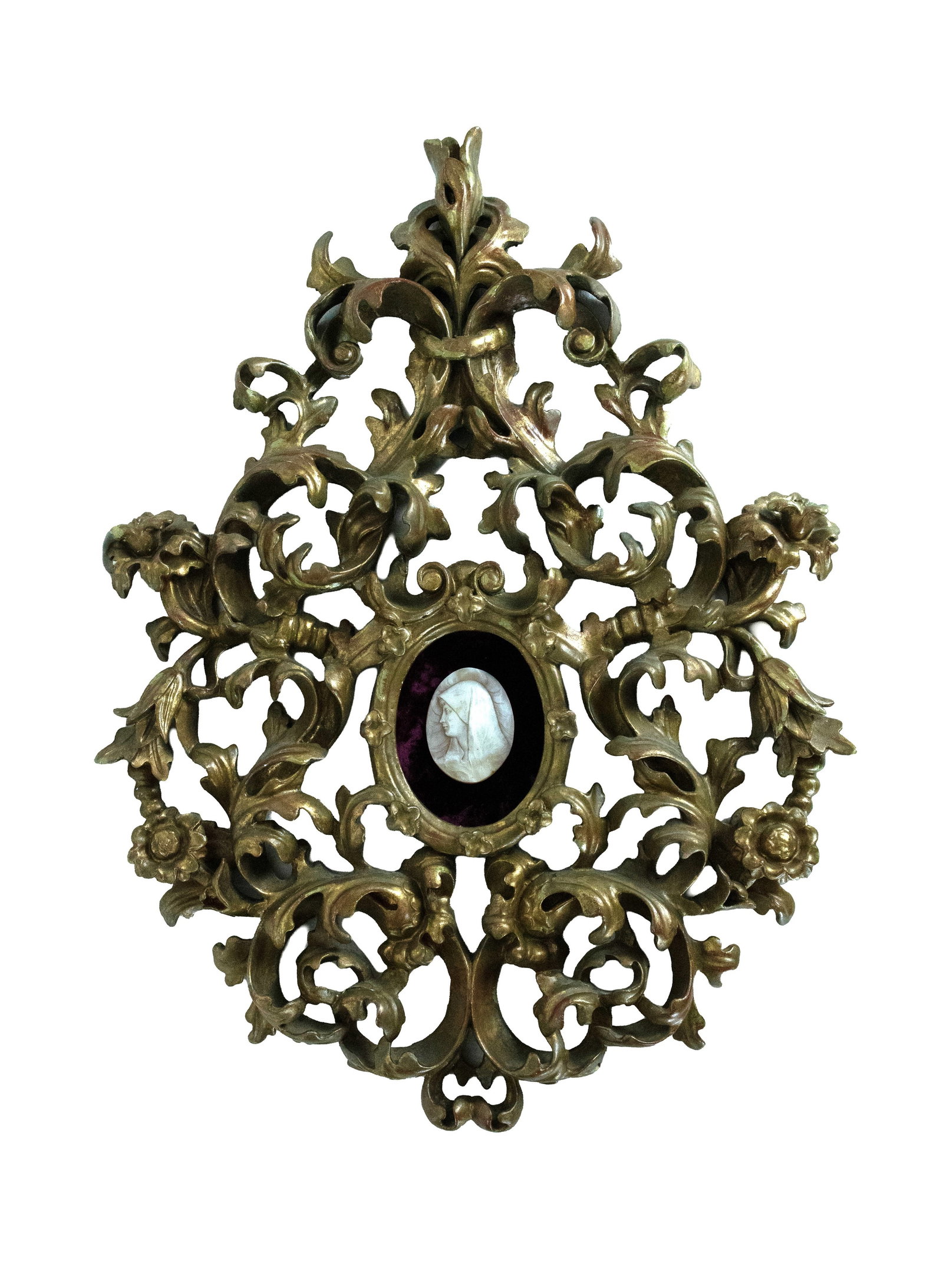 °A CARVED AND GILDED WOOD FRAME WITH CENTRAL CAMEO, 19th century: h cm 61 x l cm 45 Cameo depicting profile of a Saint.