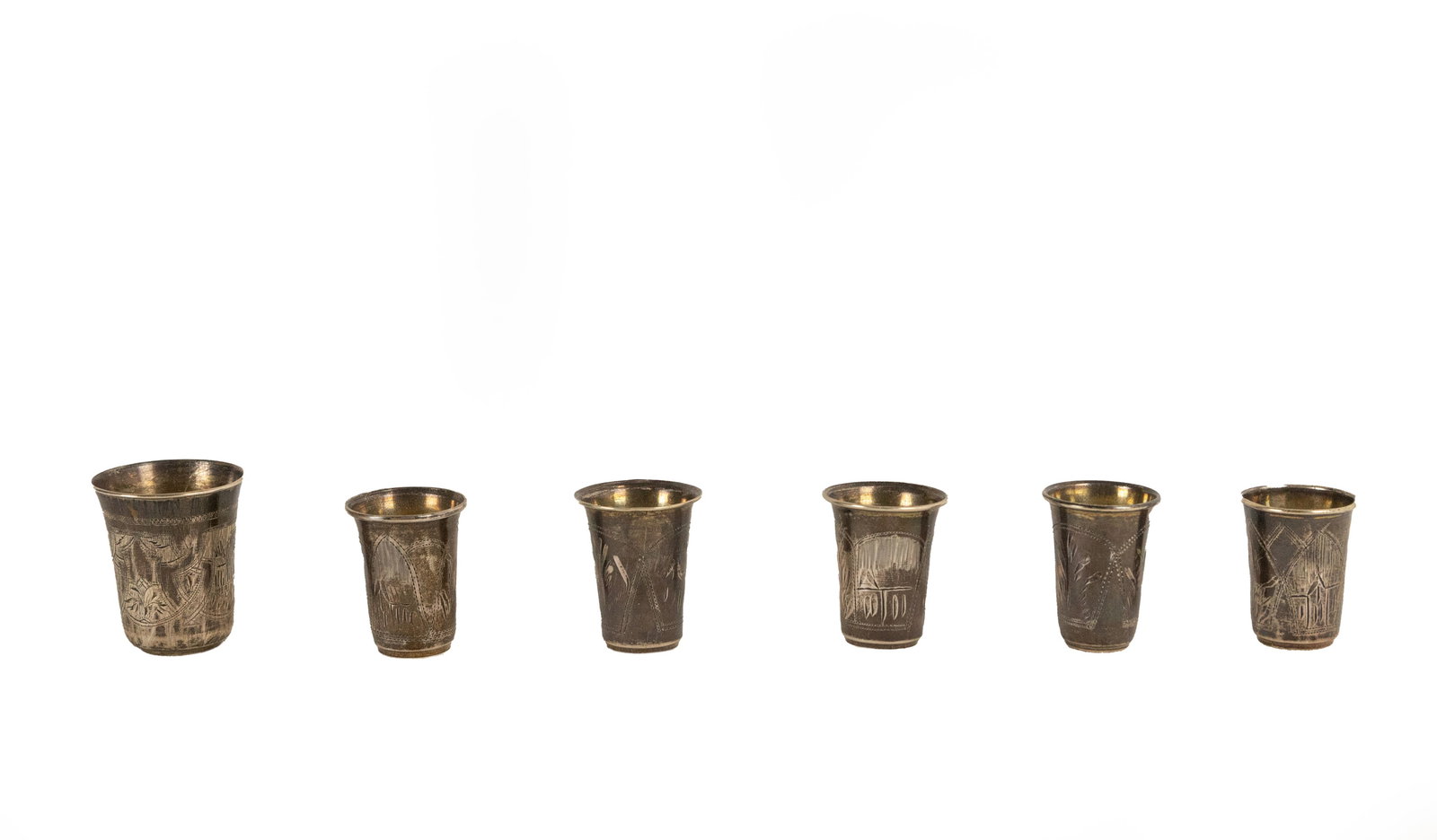 °SET OF SIX SILVER SMALL CUPS, Russia, early 20th century: h cm 5 x d cm 4,2 (largest); h cm 4,3 x d cm 3,2 (smallest) 84 standard mark. Total weight 86 g.