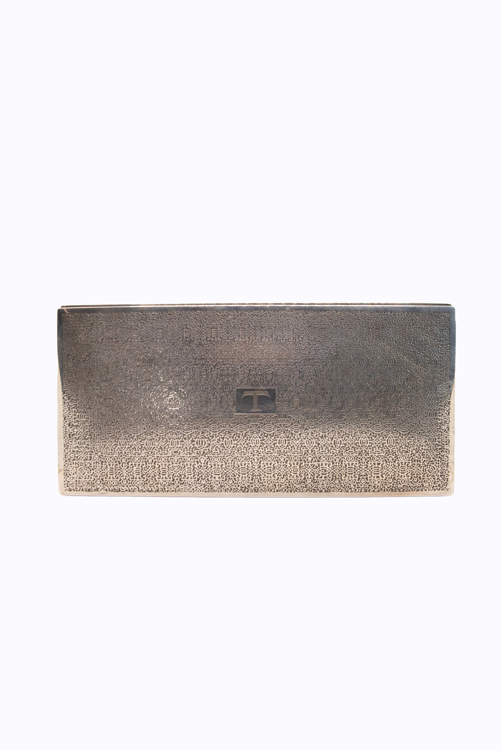 Tiffany & Co °SILVER BOX, 1920s–1930s: h cm 5 x l cm 18 x p cm 8,6 Decorated with geometric motifs, T on the lid. Signed on the base Tiffany & Co / 18495C MAKERS 9881 / STERLING SILVER / 925-1000 / m. Total weight 590 g.