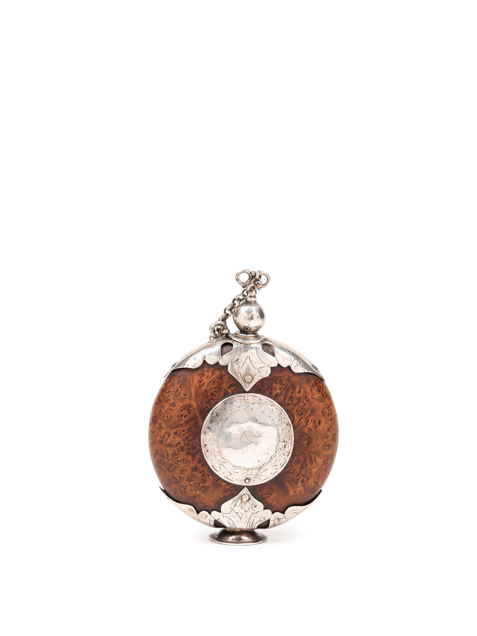 A WOODEN SNUFFBOX, Norway, 18th century: h cm 11 Circular and flattened in shape, it features a silver base with a socket for the foot; the stopper, with a spherical neck, is equipped with a silver needle and chain. Each side is adorned with