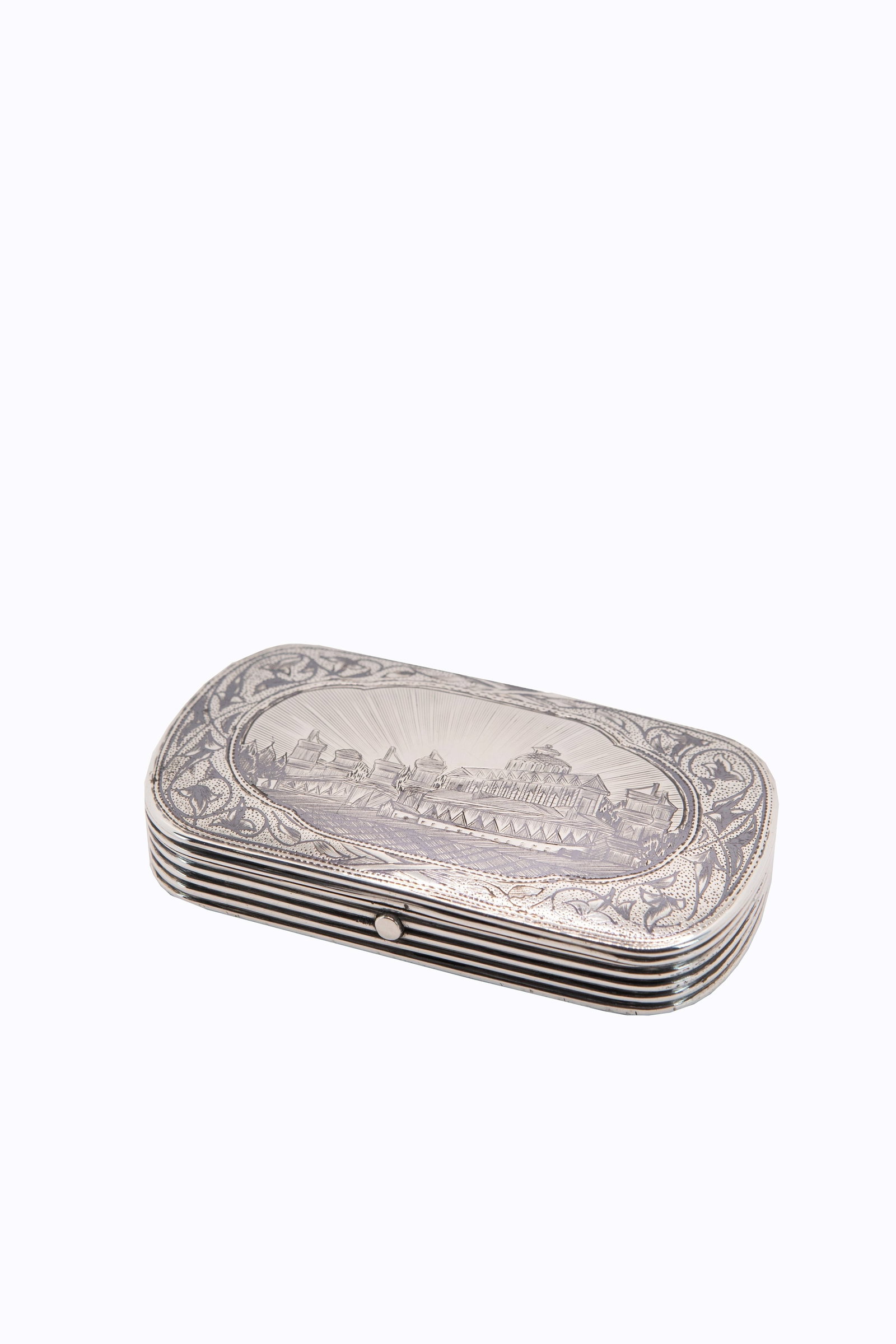 °A NIELLO SILVER SNUFF BOX WITH A CITY VIEW, Russia, 1873: h cm 1,5 x l cm 10,8 x p cm 6 84 silver standard mark, monogram “BC”, dated 1873. Weight: 129 g