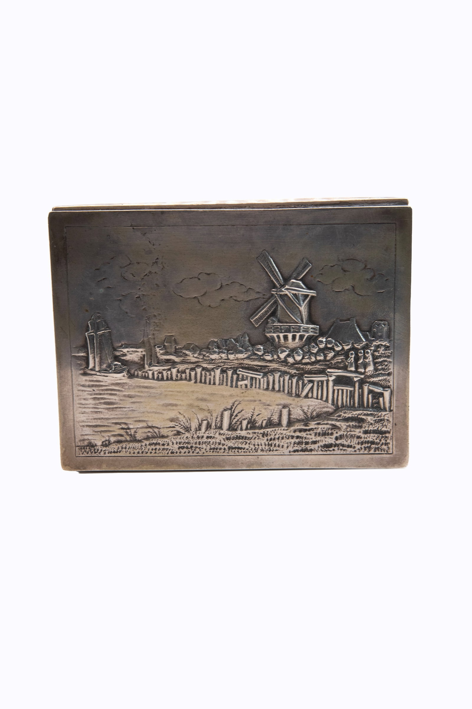 °SILVER BOX, The Netherlands, early 20th century: h cm 3,3 x l cm 11,7 x p cm 8,8 Lid depicting a landscape with a mill; floral decoration around the edges; wooden interior. Gross weight 250 g. Stamps on the underside.