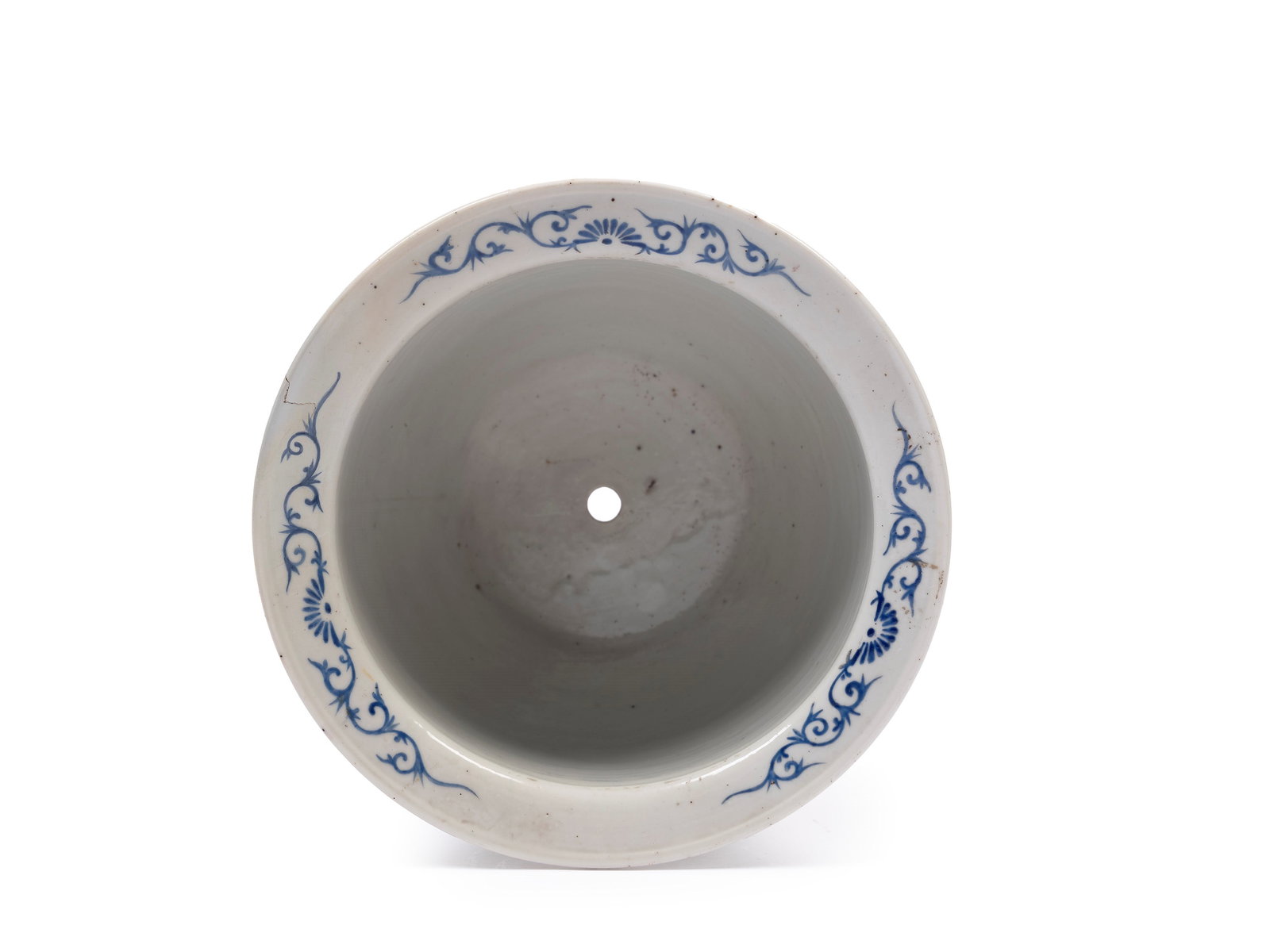 A FAMILLE ROSE PORCELAIN JARDINIERE, China, Republic Period (1912-1949): h cm 14 x d cm 21,5 Painted on the body with a seamless scene depicting wise men in a bamboo forest.??????????????