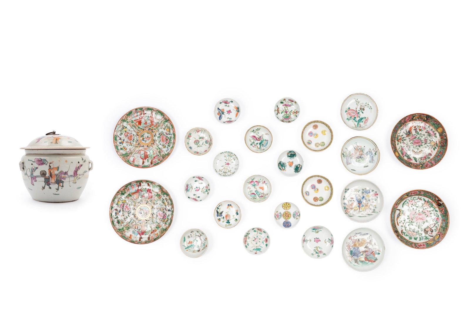 A PORCELAIN POTICHE AND TWENTYONE PORCELAIN SAUCERS, China, 19th / 20th century: h potiche cm 17; d max saucer cm 15,5 Painted in famille rose enamels.???????????????????/????