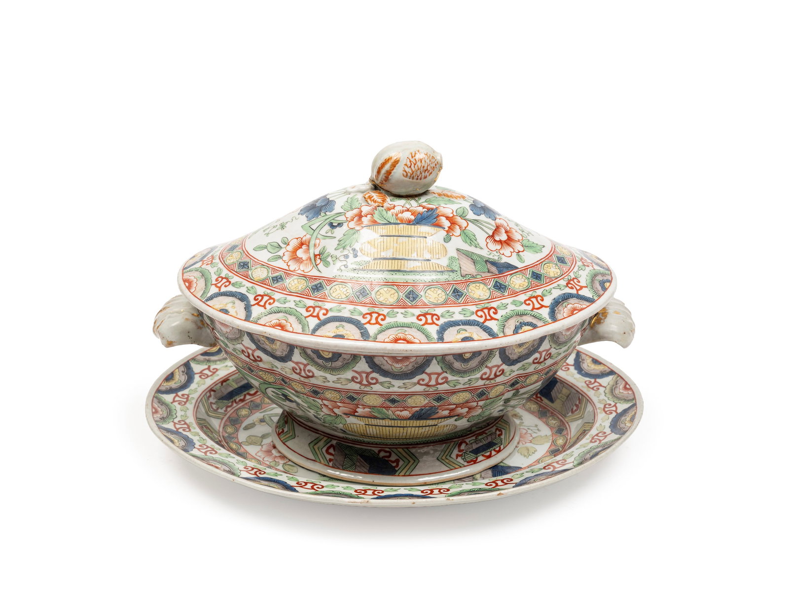 AN PORCELAIN TUREEN WITH STAND, Europe, 19th century: h max cm 19 cx l max cm 40 They are decorated with floral motifs, flower vases and geometric patterns. The finial is shaped as a pomegranate.