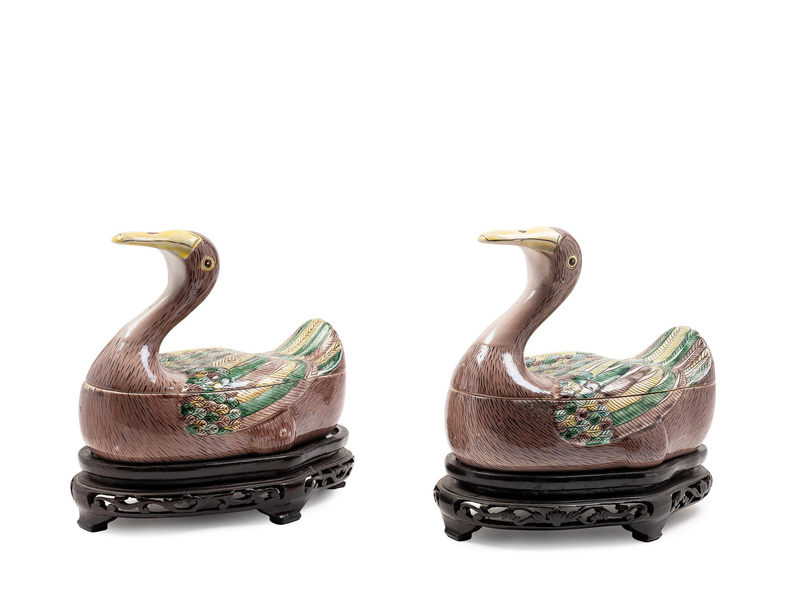 A PAIR OF FAMILLE VERTE PORCELAIN BOXES, Samson, 20th century.: h cm 19 x l cm 23 They are realistically modeled in the shape of a duck.20?? ???????????