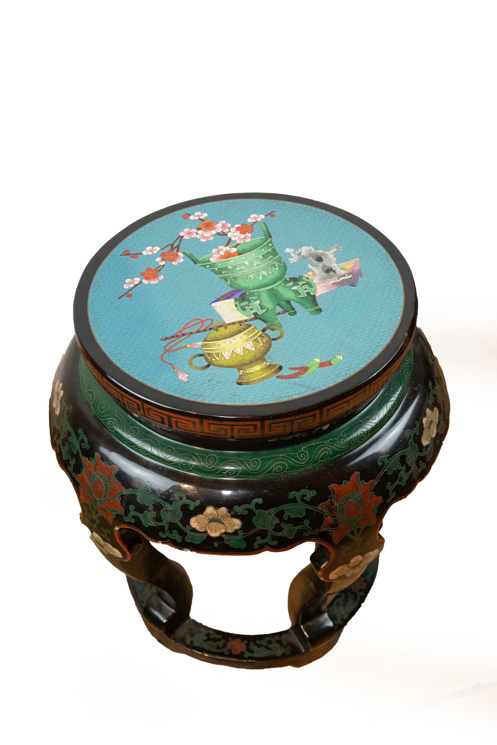 °A STOOL IN LACQUERED WOOD WITH CLOISONNÉ ENAMEL SEAT, China, 20th century: h cm 47,5 x d cm 42 Decorated with floral motifs.