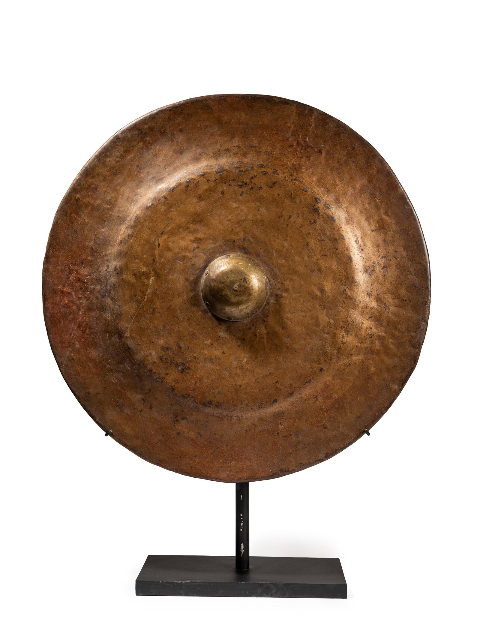 °A LARGE GILT-METAL GONG, Giava (Gameland): d cm 65 An element of the classical Javanese orchestra.