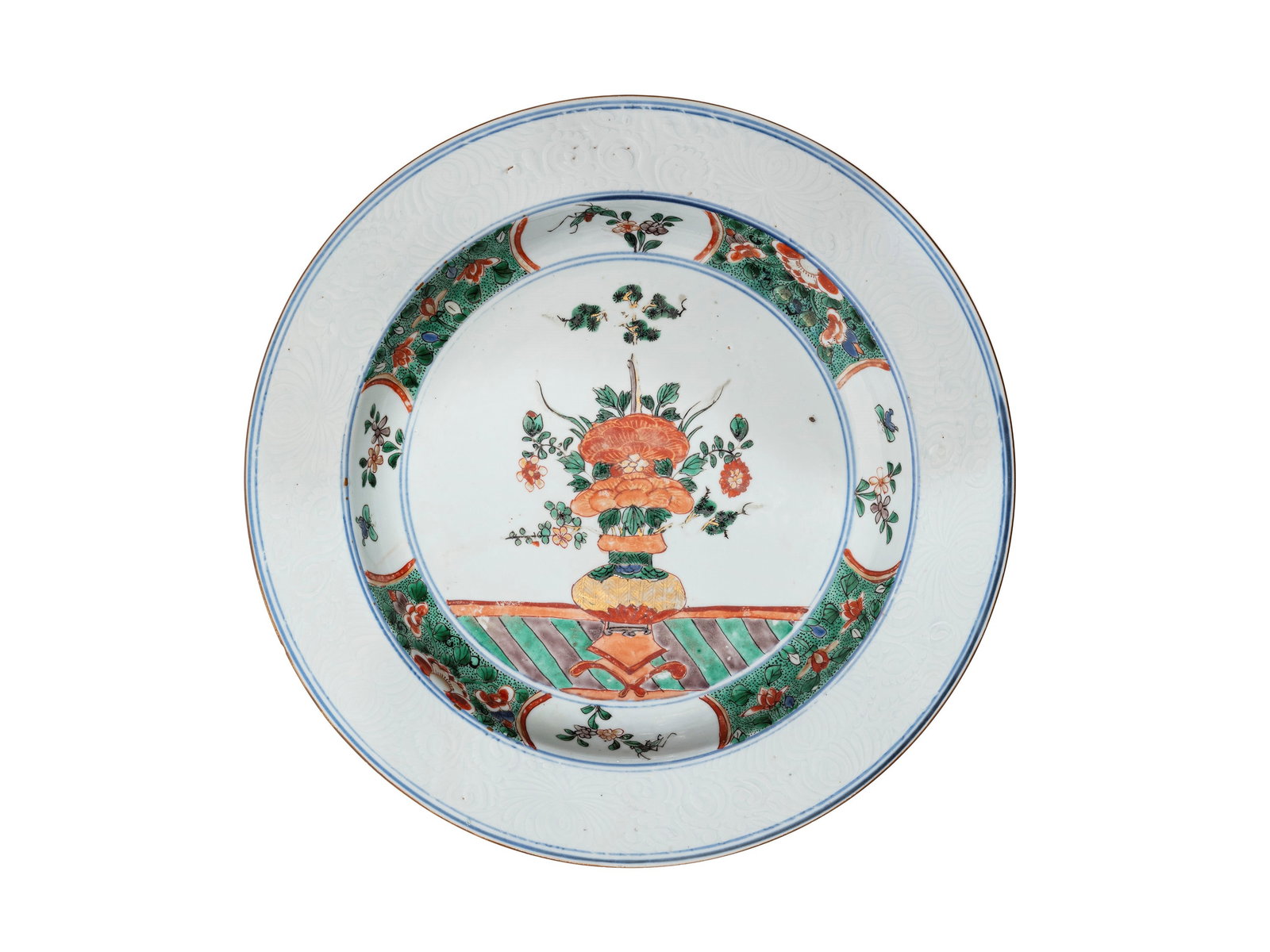 A LARGE WUCAI PORCELAIN DISH, China, Qing dynasty, Kangxi period (1661-1722) (1 of 2)
