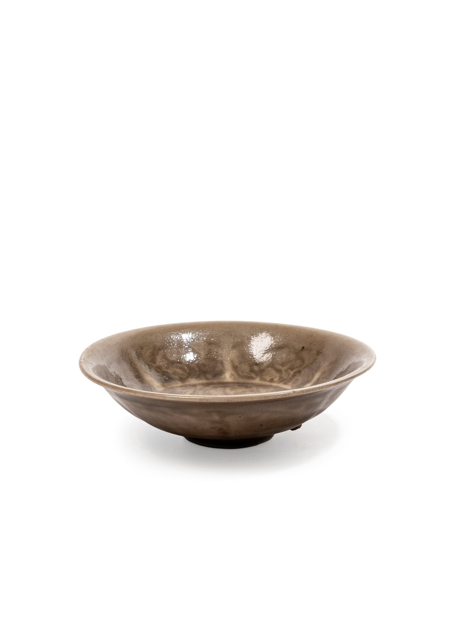 A PORCELAIN YOUZHOU BOWL, China, Song dynasty (960-1279): d cm 14,7 Carved with flowers.宋（ 960-1279 年） 耀州窑刻花碗