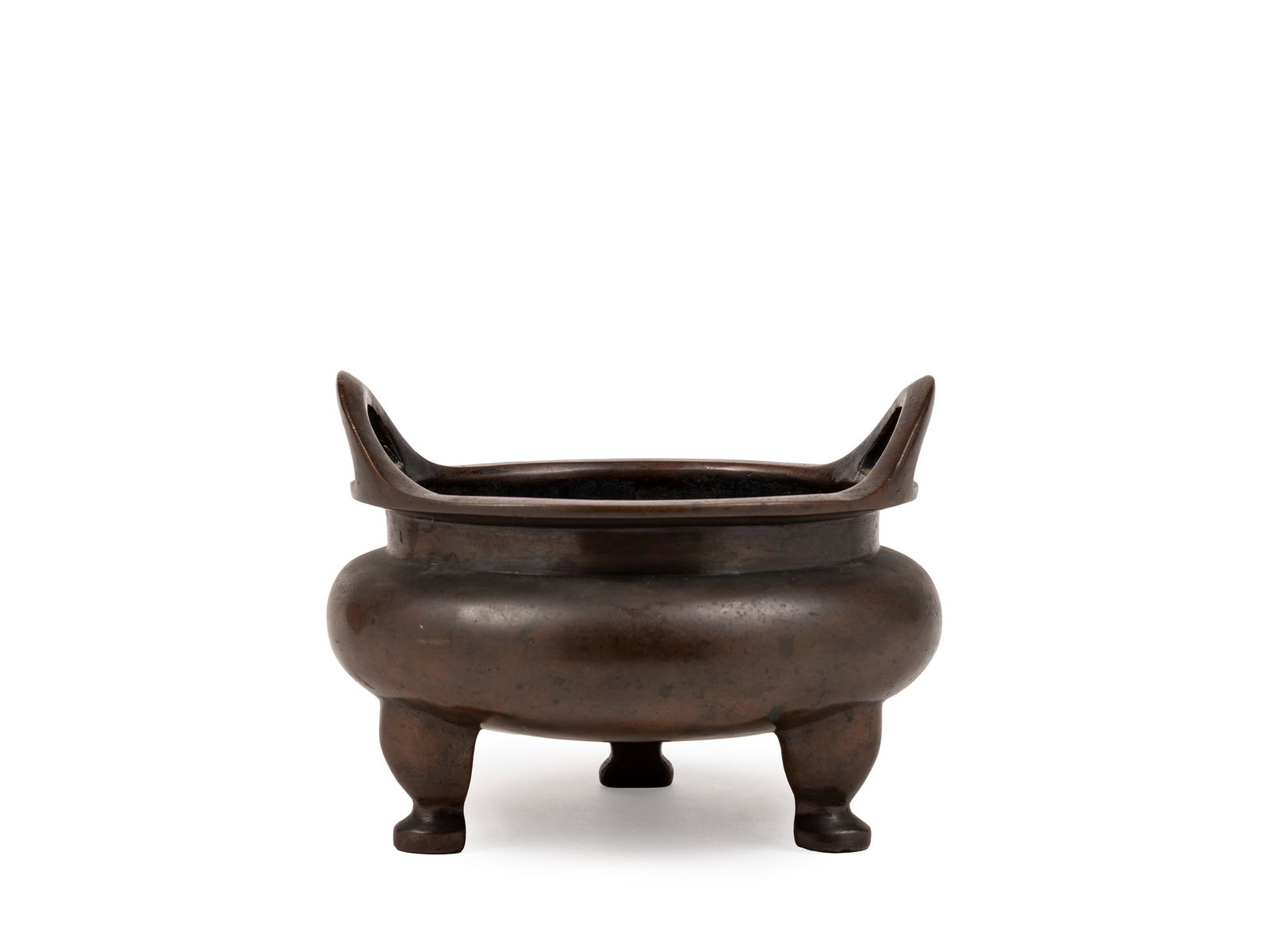 A BRONZE TRIPOD CENSER, China, Qing dynasty, 19th century: h cm 12,5 x l cm 17 At the base, bearing an apocryphal Xuande Emperor mark. 清19世纪 仿宣德款桥耳三足铜香
