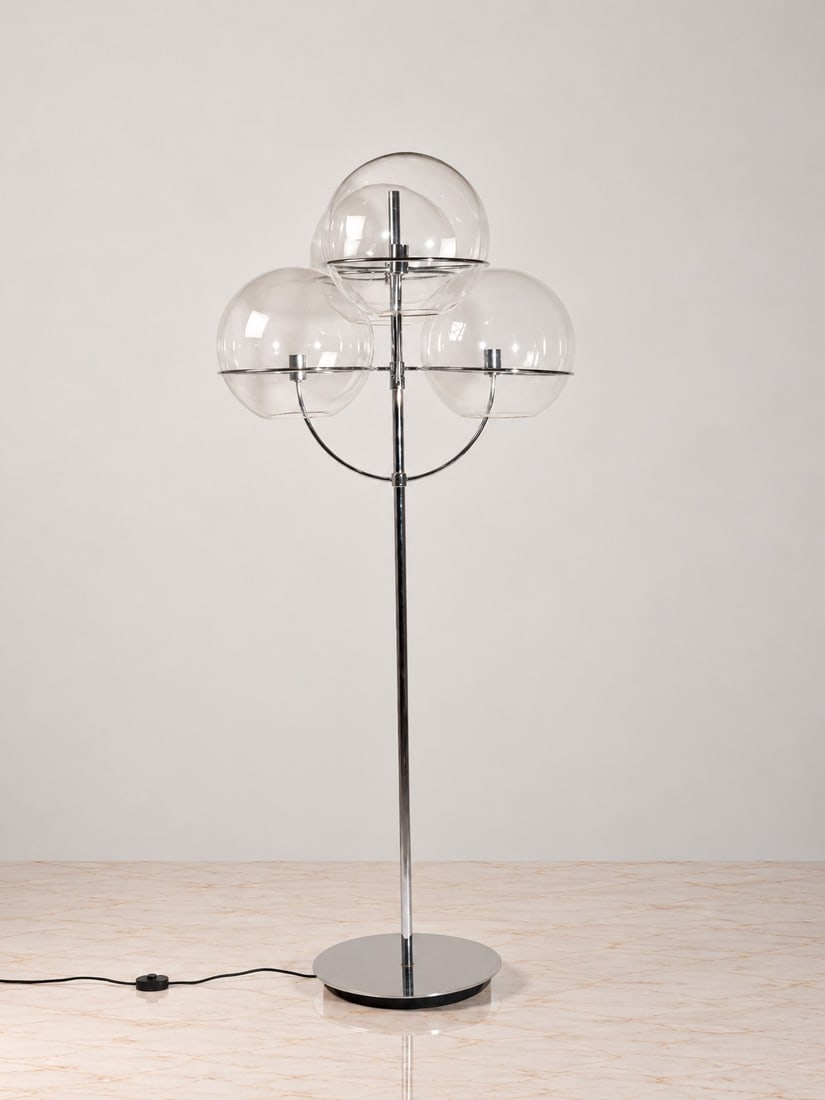 Vico Magistretti (Milano 1920 - 2006), "LYNDON" FLOOR LAMP, circa 1970s: h cm 206 x l cm 67 x p cm 97 Chromed metal and clear glass. Produced by Oluce, Italy.