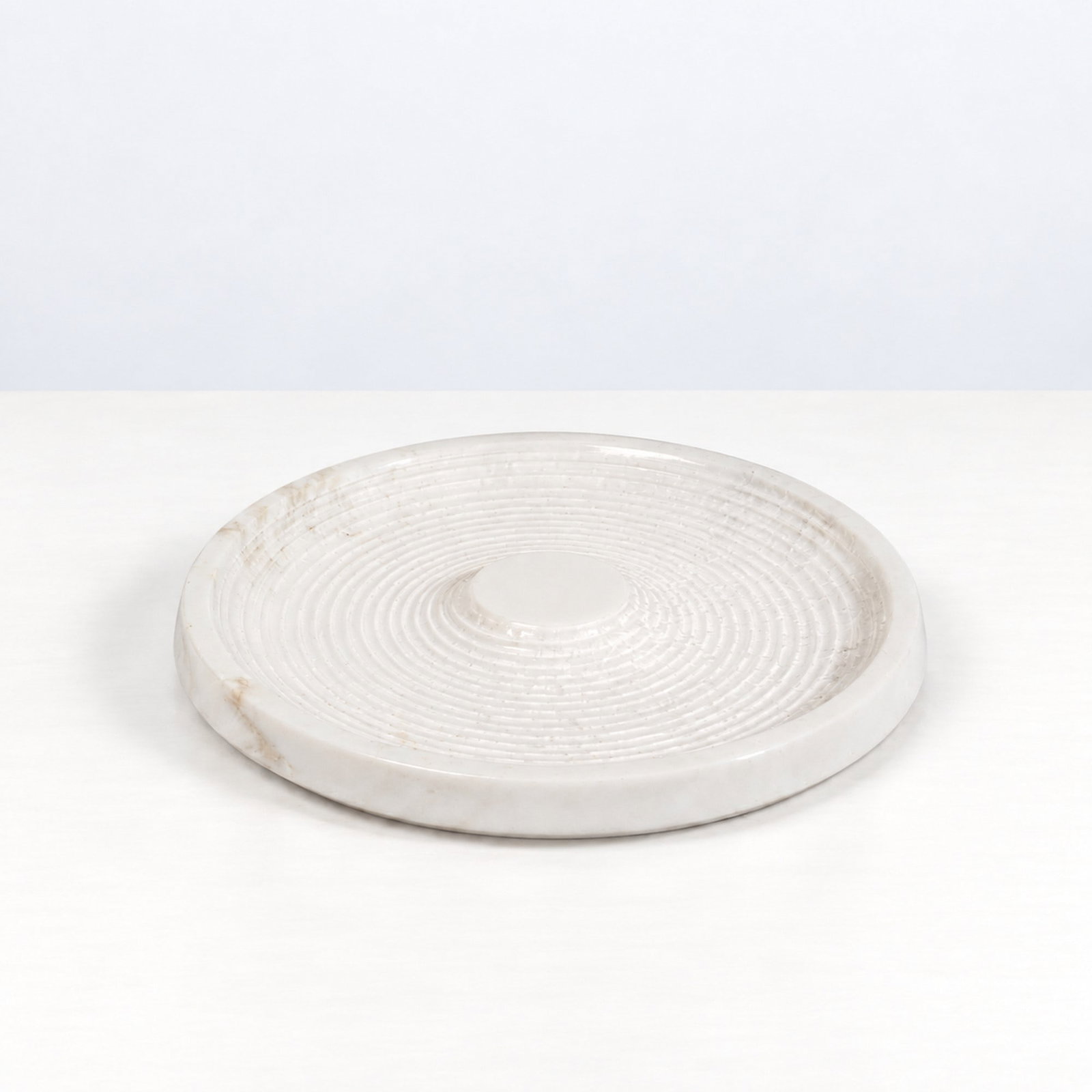 Giulio Lazzotti (Pietrasanta 1943 - 2024), LARGE PLATE, 1993: h cm 3 x d cm 34 White marble carved with concentric circles, signed and dated. Accompanied by a certificate of authenticity.