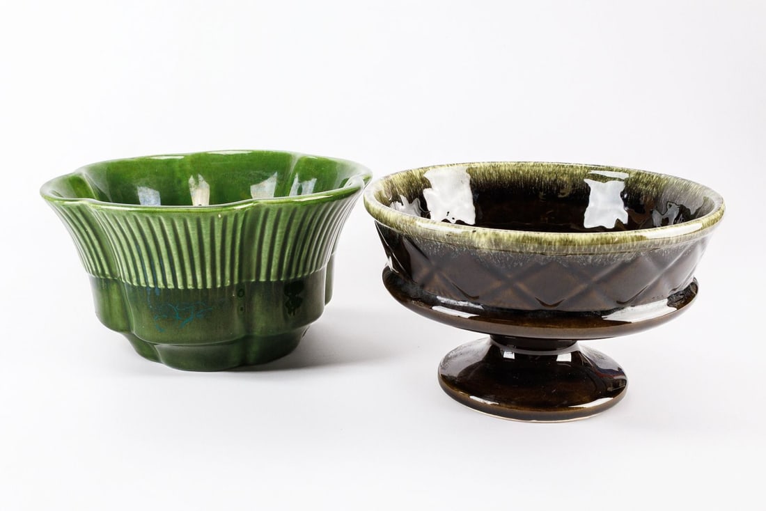 MCM Haeger and Hull Ceramic Planter Pair: Nice pair of mid-century modern ceramic planters. One is Haeger U.S.A. 156 and features a pretty green scalloped pattern and the Hull has a green and brown finish as well. Both appear to be in good us