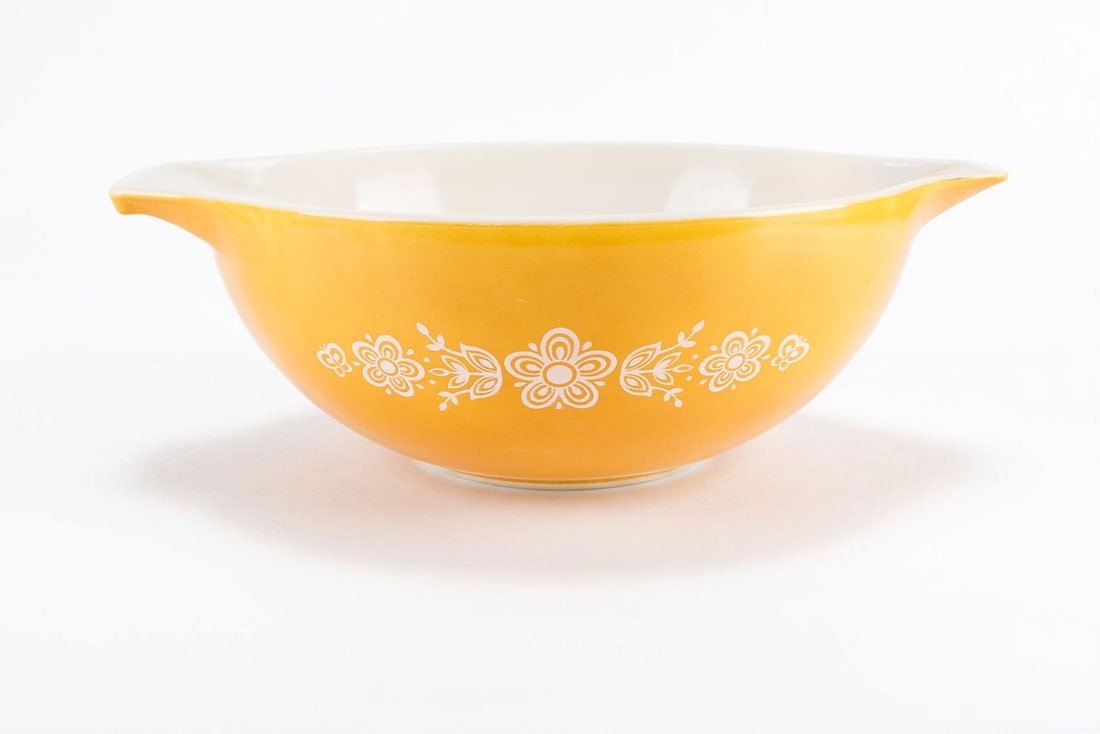 Vintage Pyrex Butterfly Gold 4 qt Mixing Bowl: Pyrex by Corning #444 large 4 quart Cinderella mixing bowl. There are some scratches around the bottom and upon close inspection the graphic has some tiny nicks in the paint.?