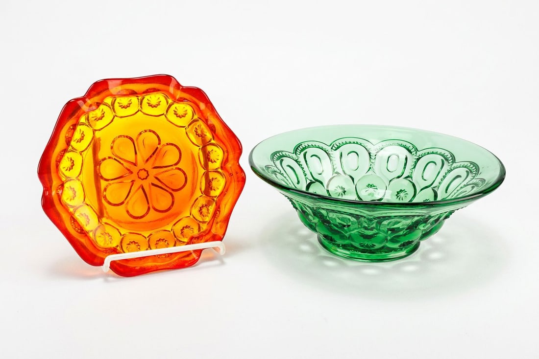 Vintage L.E. Smith Glass Bowl and Ashtray: Dated vintage, this handsome glassware pairing by L.E. Glass includes a bowl and ashtray that have each been crafted in a "Moon and Stars" pattern. In good condition, with minor signs of wear