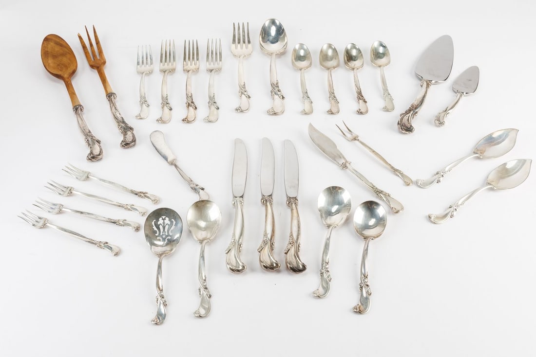 Wallace "WALTZ of SPRING" Sterling Silver Flatware 30 Piece Set: Lovely set of Wallace "WALTZ of SPRING" sterling silver flatware. This set includes 30 pieces total, 7 pieces have sterling marked handles the other 23 pieces are solid sterling. Total weight of the