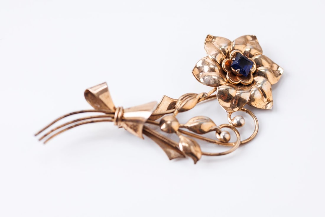 Harry Iskin c. 1950 Sterling Silver Flower Brooch: Harry Iskin (b. 1886- d. 1968) marked flower brooch. Sterling. Features a pretty blue glass center stone. A classic HI design. Total weight is 0.3167 ozt or 9.85 grams.
