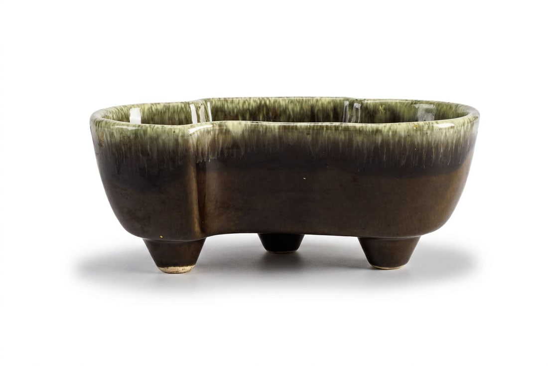Hull #402 MCM Planter: Dark green drip glaze three footed planter by Hull Pottery. No chips or nicks on the exterior, one small blemish on the interior. Please see photos for more details.
