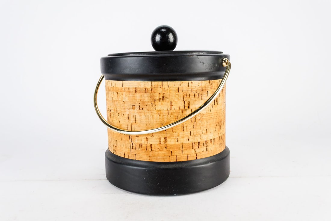 Vintage MCM Kraftware Cork Ice Bucket: Classic Mid-Century Modern Kraftware ice bucket. Featuring a beautiful, textured natural cork veneer body accented by matte black vinyl bands and a brass-toned swing handle.