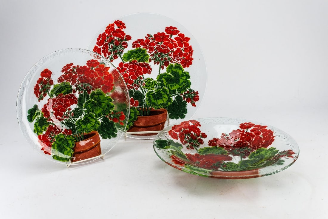 Vintage Peggy Karr Fused Glass Bowls and Charger: Add a vibrant pop of color to your home decor with this beautiful vintage Peggy Karr fused glass serving set that includes two bowls and a platter. Known for her signature handcrafted, multi-layered