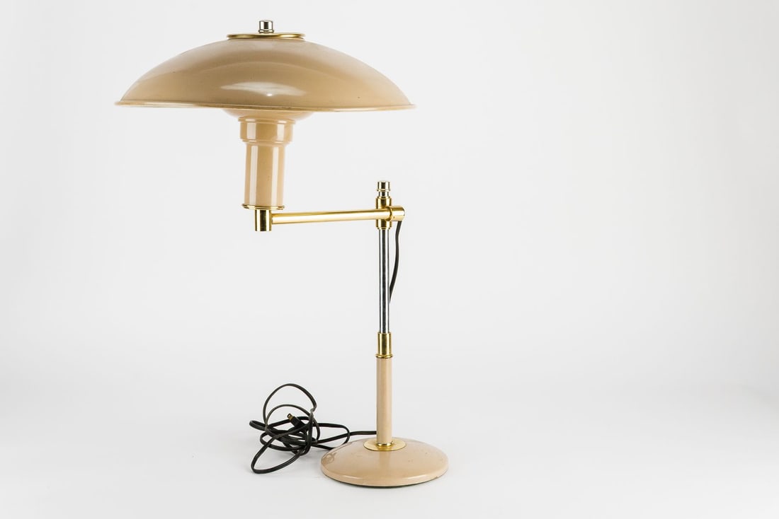 Vintage MCM Gerald Thurston (1914-2005) for Lightolier Swing Arm Table Lamp: Designed by Gerald Thurston (1914-2005) for Lightolier, this vintage mid-century modern table lamp combines sleek industrial functionality with elegant minimalist aesthetics. This lamp features a wide