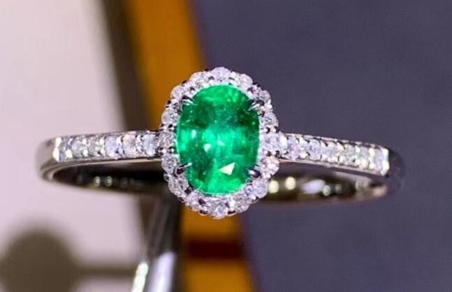 0.29ct  Zambian Emerald Ring 18k gold (1 of 3)