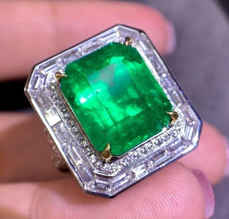 12.4ct Colombian Emerald Ring 18k gold (1 of 2)