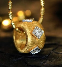 18Kt Gold Natural Diamond Pendant