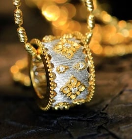 18Kt Gold Natural Diamond Pendant