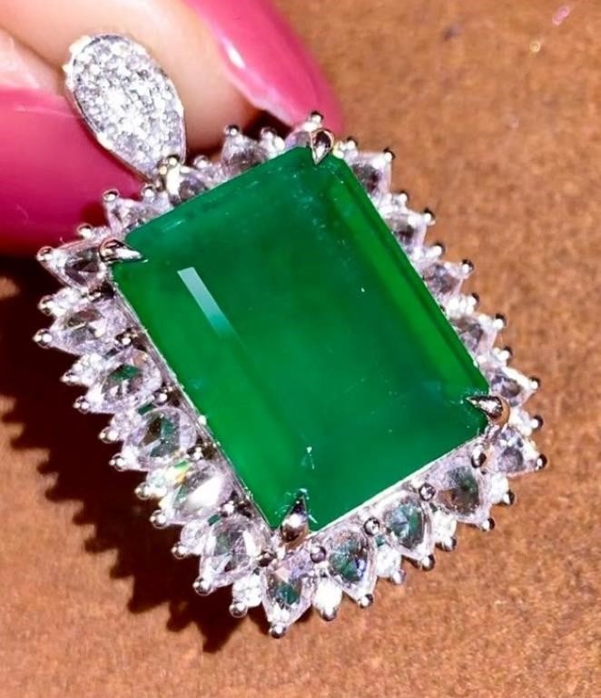 8.6ct Natural Emerald 18Kt Gold Pendant (1 of 3)