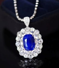 7.9ct Royal Blue Sapphire 18Kt Gold Pendant